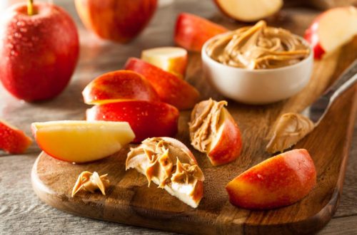 Tranches de pomme farcies au beurre d’amande : collation santé
